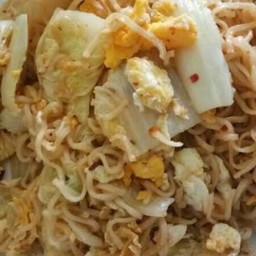 ผัดมาม่ารสต้มยำไก่