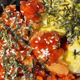 ข้าว ไก่เผ็ดเกาหลี ราดไข่ข้น