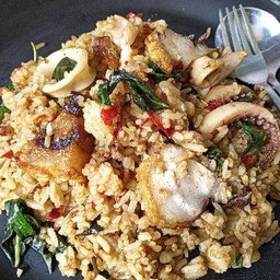 ข้าวผัดคลุกใส่ใบโหระภา(หอมๆ)