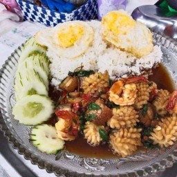 ผัดกระเพาหลายใจราดข้าว(เลือกประเภทเนื้อได้4อย่าง)