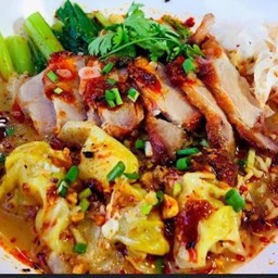 ก๋วยเตี๋ยวหมูแดงโบราณ by คุณยาย