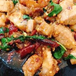 กระเพราหมูกรอบ (กับข้าว)