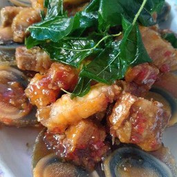 ผัดกระเพาไข่เยี่ยวม้าหมูกรอบราดข้าว