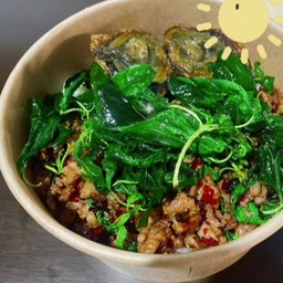 ข้าวกระเพราหมูสับ+ไข่เยี่ยวม้า+ไข่ดาว