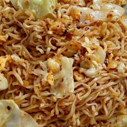 ผัดมาม่ารสต้มยำหมูชิ้น