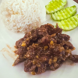 เนื้อกะเทียมราดข้าว