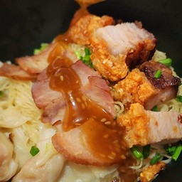 หมี่หมูแดง + หมูกรอบ