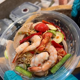 ยำมาม่าหมูยอกุ้งสุก