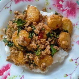 ข้าวระเพราหมูสับเต้าหู้ไข่