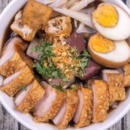 จั๊บมั้ย (ก๋วยจั๊บน้ำข้น, หมูกรอบ, ข้าวหมูอบหมูกรอบ )