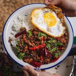 ข้าวกะเพราเนื้อโคขุนสับ