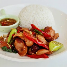 ข้าวกระเพราไส้กรอกรมควันหนังกรอบ