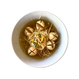 ก๋วยเตี๋ยวลูกชิ้นหมูจัมโบ้