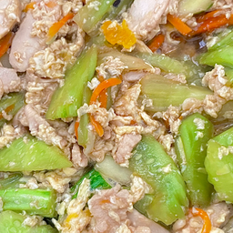 ข้าวแตงกวาผัดไข่ไก่ชิ้น