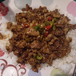 เนื้อกระเทียม ราดข้าว