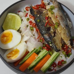 ข้าวแมวไข่ต้ม