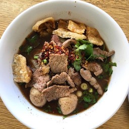ก๋วยเตี๋ยวหมู-เนื้อ น้ำตก คุณแม่โครตเครื่อง จันทร์ทิพ