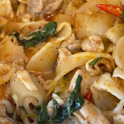 ข้าวกะเพราไก่หน่อไม้ดอง