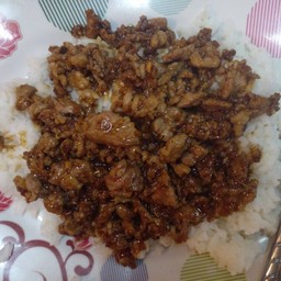 เนื้อกระเทียม ราดข้าว
