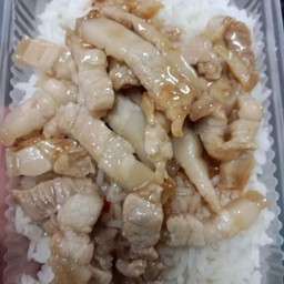 ผัดน้ำมันหอยหมูสามชั้นราดข้าว