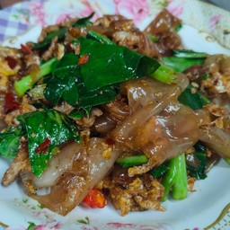 เส้นใหญ่ผัดขี้เมาใส่ไก่