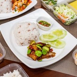 ข้าวราดสะตอกะปิ