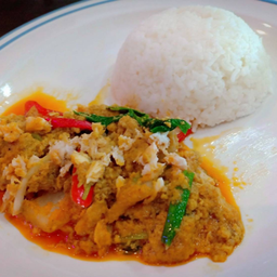 ผัดผงกะหรี่ ราดข้าว