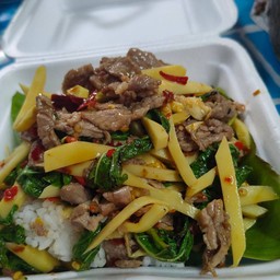 ผัดกะเพราหน่อไม้ใส่หมูชิ้นราดข้าว