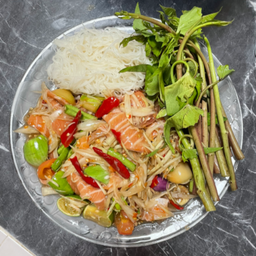 ตำแซลมอนบราวน์ เส้นหมี่ลวก