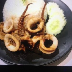 ข้าวปลาหมึกกระเทียม