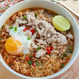 มาม่าต้มยำหมูสับไข่ตอก