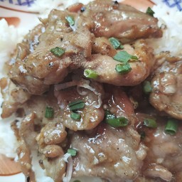 หมู/ไก่ กระเทียมราดข้าว