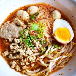 ก๋วยเตี๋ยว หมูแดงลูกชิ้นหมูสับ+ไข่