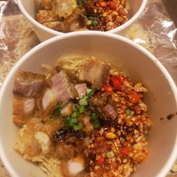 บะหมี่หมูกรอบต้มยำแห้ง