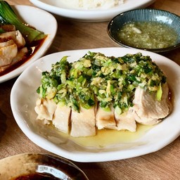 ไก่ราดน้ำมันต้นหอมขิงกระเทียม / poached chicken with scallion ginger oil