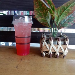 สตอเบอรี่โซดา งดแยกน้ำแข็งน่ะค่ะ