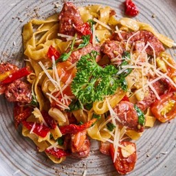 พาสต้าผัดพริกแห้งและไส้กรอกเนื้อวากิว