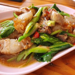 คะน้าหมูกรอบเป็นกับ