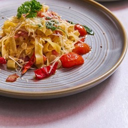 พาสต้าผัดพริกแห้งเบค่อน