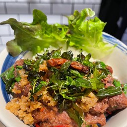 ข้าวกระเพราเนื้อวากิวตุ๋น