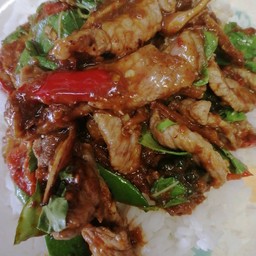 หมูกรอบผัดคะน้าราดข้าว