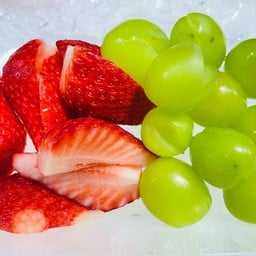สตอเบอรี่ + องุ่นไซมัสเกรดพรีเมียม พร้อมทาน
