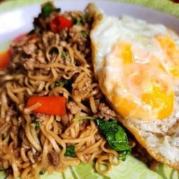 มาม่าผัดกะเพรา แถมไข่