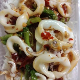 กระเพราปลาหมึกราดข้าว