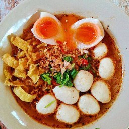 ก๋วยเตี๋ยวต้มยำไข่ทะลัก ลูกชิ้นหมูล้วน