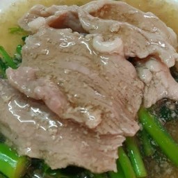 เกาเหลา ราดหน้าหมูหมัก