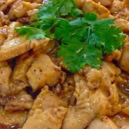 ผัดกระเทียมพริกไทยไก่ ราดข้าว
