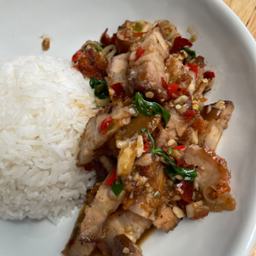 ข้าวกะเพราหมูกรอบ คำตอบของชีวิต