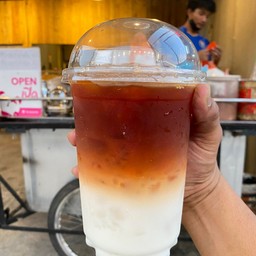 อพอลโลชาชัก (ด้านล่างเป็นนมสดเหมาะสำหรับทานชาไม่เข้มนัวนม)