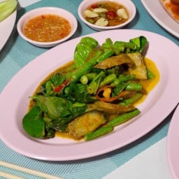 เครื่องแกงหมูกรอบราดข้าว